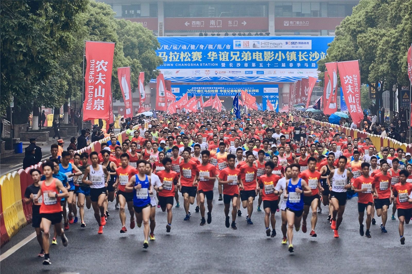 2019湘江馬拉松賽長(zhǎng)沙站鳴槍開(kāi)跑 5000名選手參與競(jìng)跑